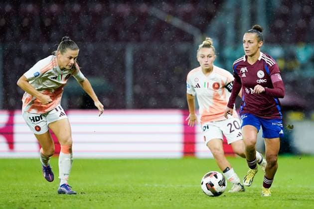 26.09.2024, Geneva, Stade de Geneve, UEFA Women s Champions League: Servette FC Chenois Feminin - AS Roma, 8 Paula Serrano (Servette FC Chenois Feminin) controls the ball Geneva Stade de Geneve Geneva Switzerland Copyright: xJustPictures.ch DanielaxPorcellix