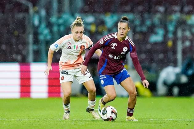 26.09.2024, Geneva, Stade de Geneve, UEFA Women s Champions League: Servette FC Chenois Feminin - AS Roma, 8 Paula Serrano (Servette FC Chenois Feminin) and Giada Greggi (20 Roma) battle for the ball (duel) Geneva Stade de Geneve Geneva Switzerland Copyright: xJustPictures.ch DanielaxPorcellix