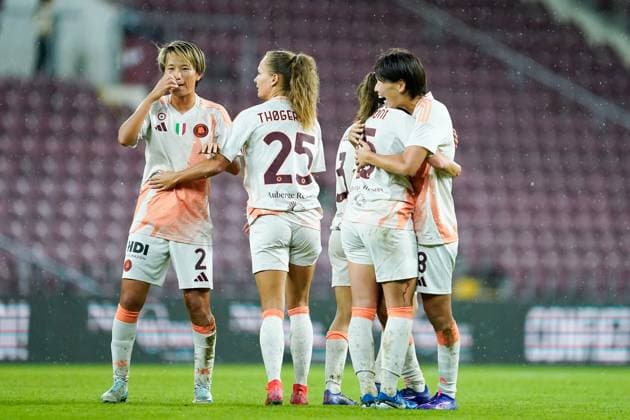 26.09.2024, Geneva, Stade de Geneve, UEFA Women s Champions League: Servette FC Chenois Feminin - AS Roma, Giulia Dragoni (15 Roma) celebrates with teammates another goal Geneva Stade de Geneve Geneva Switzerland Copyright: xJustPictures.ch DanielaxPorcellix