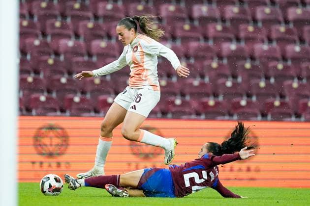 26.09.2024, Geneva, Stade de Geneve, UEFA Women s Champions League: Servette FC Chenois Feminin - AS Roma, Joana Gaspar Da Silva Marchao (Servette) tackles Alice Corelli (16 Roma) Geneva Stade de Geneve Geneva Switzerland Copyright: xJustPictures.ch DanielaxPorcellix
