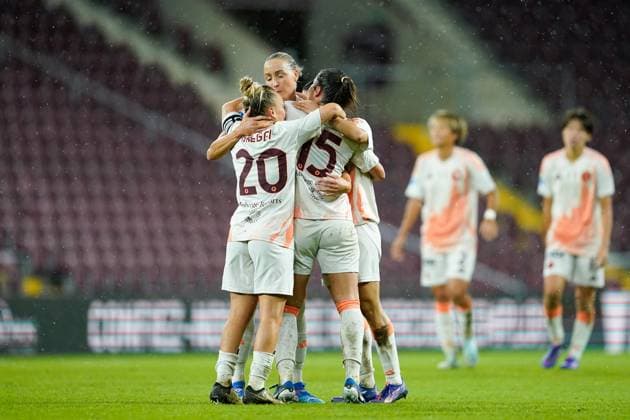26.09.2024, Geneva, Stade de Geneve, UEFA Women s Champions League: Servette FC Chenois Feminin - AS Roma, Giulia Dragoni (15 Roma) celebrates with teammates another goal Geneva Stade de Geneve Geneva Switzerland Copyright: xJustPictures.ch DanielaxPorcellix