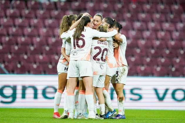 26.09.2024, Geneva, Stade de Geneve, UEFA Women s Champions League: Servette FC Chenois Feminin - AS Roma, Valentina Giacinti (9 Roma) celebrates with teammates after scoring another goal Geneva Stade de Geneve Geneva Switzerland Copyright: xJustPictures.ch DanielaxPorcellix