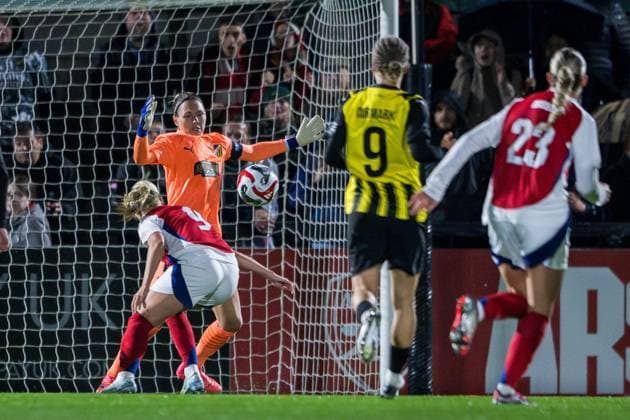 240926 Goalkeeper Jennifer Falk of Häcken and Beth Mead of Arsenal during the UEFA Women s Champions League qualifying match between Arsenal and Häcken on September 26, 2024 in London. Photo: Emma Wallskog BILDBYRAN COP 320 EW0435 fotboll football soccer fotball champions league arsenal häcken dam bbeng Copyright: EMMAxWALLSKOG BB240926EW060