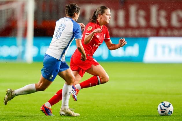ENSCHEDE, Stadium De Grolsch Veste, 26-09-2024 , season 2024 2025 , UEFA Women Champions League Qualification. during the match Twente - Osijek (women), ZNK Osijek player Maja Joscak FC Twente player Sophie te Brake Twente - Osijek (women)  x26342557x Copyright: