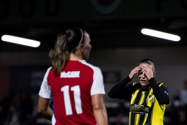 240926 Anna Anvegard of Häcken looks dejected during the UEFA Women s Champions League qualifying match between Arsenal and Häcken on September 26, 2024 in London. Photo: Emma Wallskog BILDBYRAN COP 320 EW0435 fotboll football soccer fotball champions league arsenal häcken dam bbeng depp Copyright: EMMAxWALLSKOG BB240926EW063