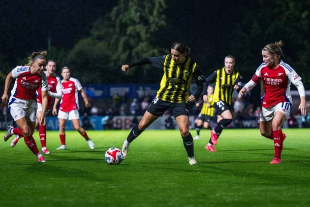240926 Tabitha Tindell of Häcken and Kim Little of Arsenal during the UEFA Women s Champions League qualifying match between Arsenal and Häcken on September 26, 2024 in London. Photo: Emma Wallskog BILDBYRAN COP 320 EW0435 fotboll football soccer fotball champions league arsenal häcken dam bbeng Copyright: EMMAxWALLSKOG BB240926EW064
