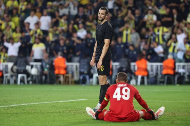 Union s Christian Burgess and Union s goalkeeper Anthony Moris look dejected during a soccer game between Turkish Fenerbahce SK and Belgian Royale Union Saint-Gilloise in Istanbul, Turkey on Thursday 26 September 2024, on the opening day of the League phase of the UEFA Europa League tournament. VIRGINIExLEFOUR  x101446300x