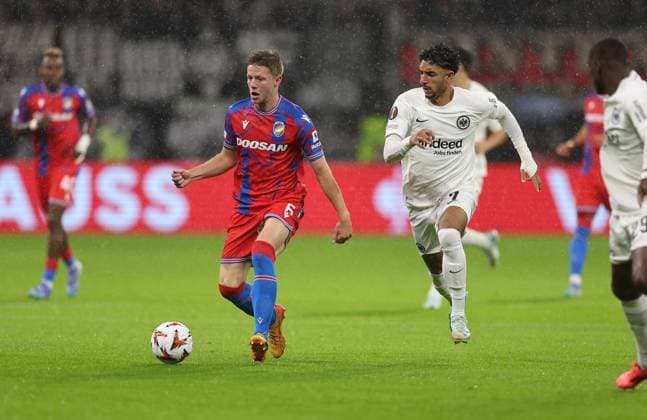 26.09.2024, Fussball UEFA Europa League, Eintracht Frankfurt - FC Viktoria Pilsen, emonline, emspor, v.l., Lukas Cerv (FC Viktoria Pilsen), Omar Marmoush (Eintracht Frankfurt) DFL DFB REGULATIONS PROHIBIT ANY USE OF PHOTOGRAPHS AS IMAGE SEQUENCES AND OR QUASI-VIDEO. xdcx Copyright: HMBxMedia