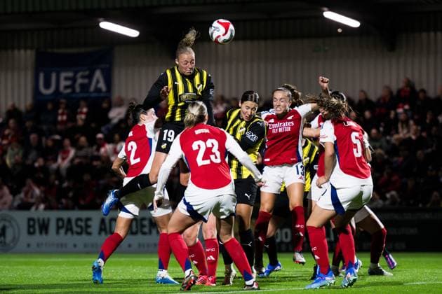 240926 Elma Junttila Nelhage and Tabitha Tindell of Häcken against Lia Wälti of Arsenal during the UEFA Women s Champions League qualifying match between Arsenal and Häcken on September 26, 2024 in London. Photo: Emma Wallskog BILDBYRAN COP 320 EW0435 fotboll football soccer fotball champions league arsenal häcken dam bbeng Copyright: EMMAxWALLSKOG BB240926EW070