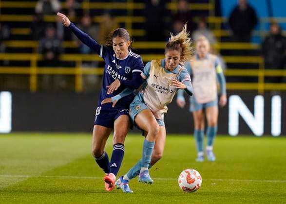 Manchester, England, 26th September 2024. Laia Aleixandri of Manchester City (R) is challenged by Margaux Le Mouel of Paris FC during the UEFA Womens Champions League match at the Academy Stadium, Manchester. Picture credit should read: Andrew Yates Sportimage EDITORIAL USE ONLY. No use with unauthorised audio, video, data, fixture lists, club league logos or live services. Online in-match use limited to 120 images, no video emulation. No use in betting, games or single club league player publications. SPI-3335-0008