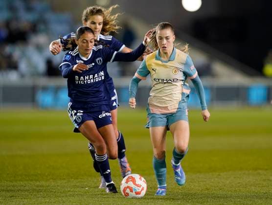 Manchester, England, 26th September 2024. Jess Park of Manchester City (R) is challenged by Kessya Bussy of Paris FC during the UEFA Womens Champions League match at the Academy Stadium, Manchester. Picture credit should read: Andrew Yates Sportimage EDITORIAL USE ONLY. No use with unauthorised audio, video, data, fixture lists, club league logos or live services. Online in-match use limited to 120 images, no video emulation. No use in betting, games or single club league player publications. SPI-3335-0009