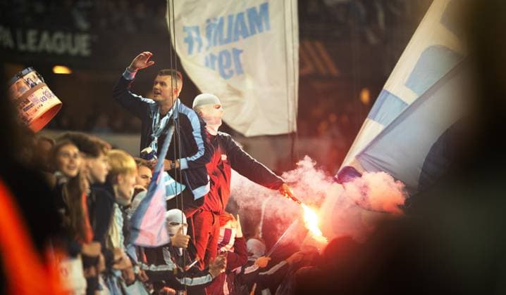 MALMÖ, SVERIGE 20240926 Pyro, bengaler eldades av supportrar under torsdagens fotbollsmatch i Europa League mellan Malmö FF och Rangers FC pa Eleda Stadion ( Nya Malmö Stadion). MALMÖ SVERIGE x10600x