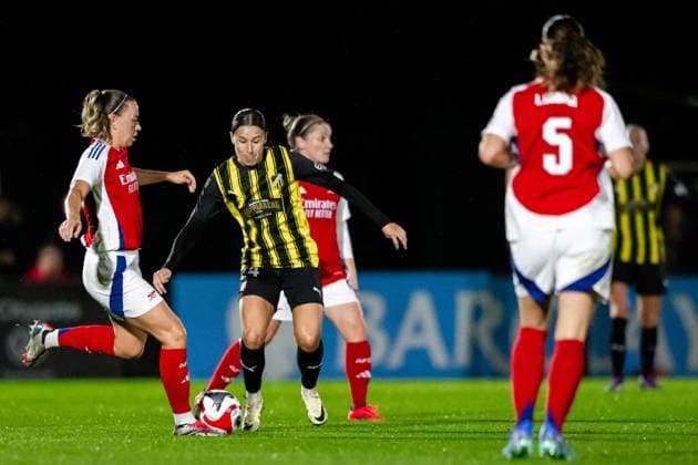 240926 Katie McCabe of Arsenal and Tabitha Tindell of Häcken during the UEFA Women s Champions League qualifying match between Arsenal and Häcken on September 26, 2024 in London. Photo: Emma Wallskog BILDBYRAN COP 320 EW0435 fotboll football soccer fotball champions league arsenal häcken dam bbeng Copyright: EMMAxWALLSKOG BB240926EW072