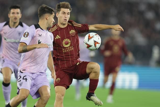 UEFA Europa League phase mech day1 match between AS Roma vs Athletic Club Roma™s Italian forward Tommaso Baldanzi challenges for the ball with Athletic Bilbao s Spanish midfielder Benat Prados during UEFA Europa League phase match day1 match between AS Roma vs Athletic Club at Olimpico stadium on September 06, 2024 in Rome, Italy. ABPH4867 Copyright: xAntonioxBalascox