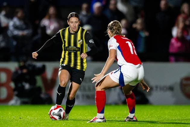 240926 Tabitha Tindell of Häcken and Katie McCabe of Arsenal during the UEFA Women s Champions League qualifying match between Arsenal and Häcken on September 26, 2024 in London. Photo: Emma Wallskog BILDBYRAN COP 320 EW0435 fotboll football soccer fotball champions league arsenal häcken dam bbeng Copyright: EMMAxWALLSKOG BB240926EW073
