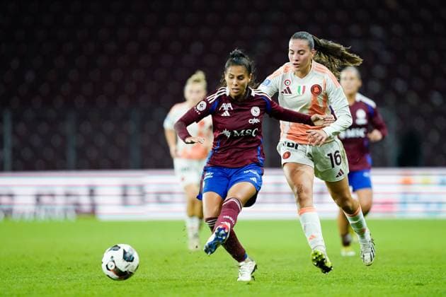 26.09.2024, Geneva, Stade de Geneve, UEFA Women s Champions League: Servette FC Chenois Feminin - AS Roma, 3 Daina Bourma (Servette FC Chenois Feminin) and Alice Corelli (16 Roma) battle for the ball (duel) Geneva Stade de Geneve Geneva Switzerland Copyright: xJustPictures.ch DanielaxPorcellix