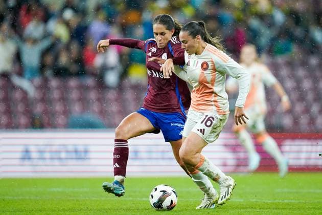26.09.2024, Geneva, Stade de Geneve, UEFA Women s Champions League: Servette FC Chenois Feminin - AS Roma, - Amina Muratovic (Servette FC Chenois Feminin) and Alice Corelli (16 Roma) battle for the ball (duel) Geneva Stade de Geneve Geneva Switzerland Copyright: xJustPictures.ch DanielaxPorcellix