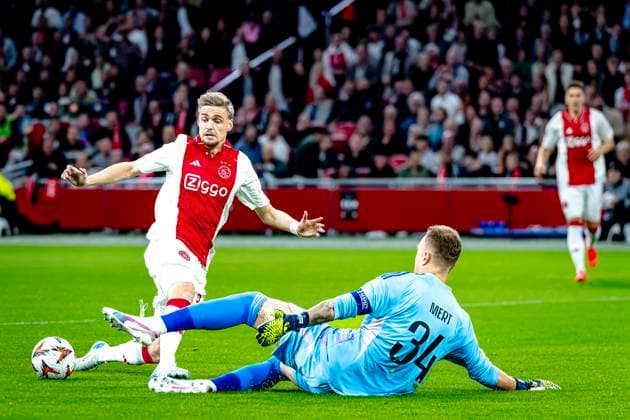 AFC Ajax Amsterdam midfielder Kenneth Taylor, Besiktas JK goalkeeper Mert Gunok, during the match Ajax - Besiktas at the Johan Cruijff ArenA for the UEFA Europa League - League phase - Matchday 1 season 2024-2025 in AMSTERDAM, Netherlands on 26 september 2024, (photo by Marcel van Dorst EYE4images DeFodi Images) Defodi-746_190686