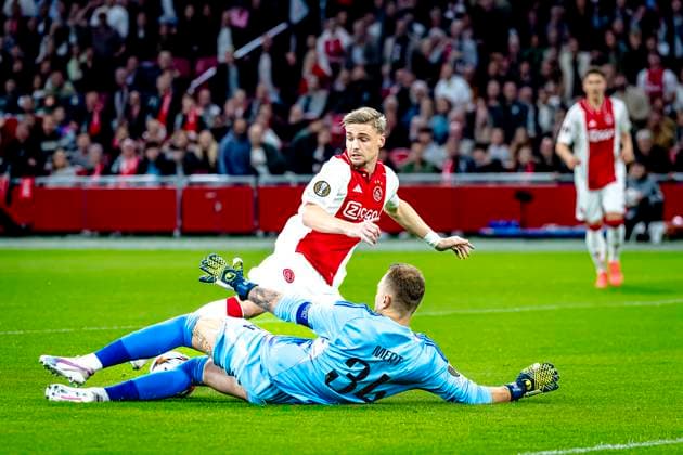 AFC Ajax Amsterdam midfielder Kenneth Taylor, Besiktas JK goalkeeper Mert Gunok, during the match Ajax - Besiktas at the Johan Cruijff ArenA for the UEFA Europa League - League phase - Matchday 1 season 2024-2025 in AMSTERDAM, Netherlands on 26 september 2024, (photo by Marcel van Dorst EYE4images DeFodi Images) Defodi-746_190687