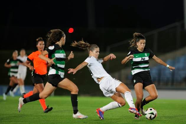 UEFA Women s Champions League - Real Madrid vs Sporting Portugal MADRID, SPAIN - SEPTEMBER 26 : Signe Bruun of Real Madrid women and Andreia Bravo of Sporting Portugal during the UEFA Women s Champions League 24 25 match, Round 2, second leg between Real Madrid and Sporting Portugal at Alfredo Di Stefano stadium in Madrid. (Photo by Guillermo Martinez) Madrid Alfredo Di Stefano Stadium Spain Copyright: xGuillermoxMartinezx