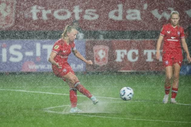 Sport Bilder des Tages Enschede, Netherlands, September 26th 2024: Ella Peddemors (6 FC Twente) takes a free kick during the UEFA Womens Champions League Round 2 Qualification football game between FC Twente and Osijek in De Grolsch Veste in Enschede, Netherlands. (Leiting Gao SPP) Copyright: xLeitingxGaox xSPPx spp-en-LeGaSp-IMG_8394