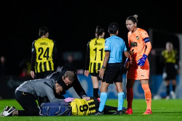 240926 Josefine Rybrink of Häcken in pain during the UEFA Women s Champions League qualifying match between Arsenal and Häcken on September 26, 2024 in London. Photo: Emma Wallskog BILDBYRAN COP 320 EW0435 fotboll football soccer fotball champions league arsenal häcken dam bbeng depp skada goalkeeper Jennifer Falk Copyright: EMMAxWALLSKOG BB240926EW074