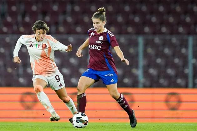 26.09.2024, Geneva, Stade de Geneve, UEFA Women s Champions League: Servette FC Chenois Feminin - AS Roma, Laura Tufo (Servette) and Valentina Giacinti (9 Roma) battle for the ball (duel) Geneva Stade de Geneve Geneva Switzerland Copyright: xJustPictures.ch DanielaxPorcellix