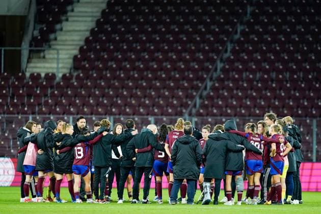 26.09.2024, Geneva, Stade de Geneve, UEFA Women s Champions League: Servette FC Chenois Feminin - AS Roma, Players of Servette look dejected and disappointed after their loss Geneva Stade de Geneve Geneva Switzerland Copyright: xJustPictures.ch DanielaxPorcellix