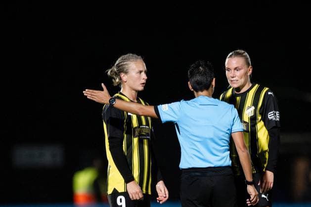 240926 Filippa Curmark and Josefine Rybrink of Häcken during the UEFA Women s Champions League qualifying match between Arsenal and Häcken on September 26, 2024 in London. Photo: Emma Wallskog BILDBYRAN COP 320 EW0435 fotboll football soccer fotball champions league arsenal häcken dam bbeng Copyright: EMMAxWALLSKOG BB240926EW076