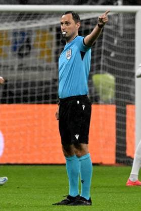 26.09.2024, xsltx, Fussball UEFA Europa League, Eintracht Frankfurt - Viktoria Pilsen emspor, v.l. Schiedsrichter Referee Mykola Balakin (Ukraine) gibt Anweisungen, gestikuliert, mit den Armen gestikulieren gives instructions, gesticulate (DFL DFB REGULATIONS PROHIBIT ANY USE OF PHOTOGRAPHS as IMAGE SEQUENCES and or QUASI-VIDEO) Frankfurt am Main