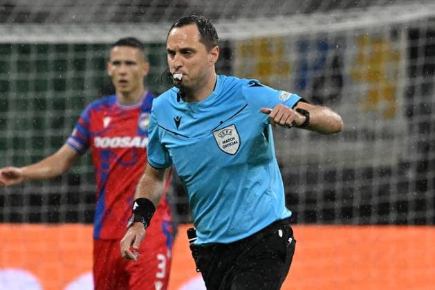 26.09.2024, xsltx, Fussball UEFA Europa League, Eintracht Frankfurt - Viktoria Pilsen emspor, v.l. Schiedsrichter Referee Mykola Balakin (Ukraine) gibt Anweisungen, gestikuliert, mit den Armen gestikulieren gives instructions, gesticulate (DFL DFB REGULATIONS PROHIBIT ANY USE OF PHOTOGRAPHS as IMAGE SEQUENCES and or QUASI-VIDEO) Frankfurt am Main