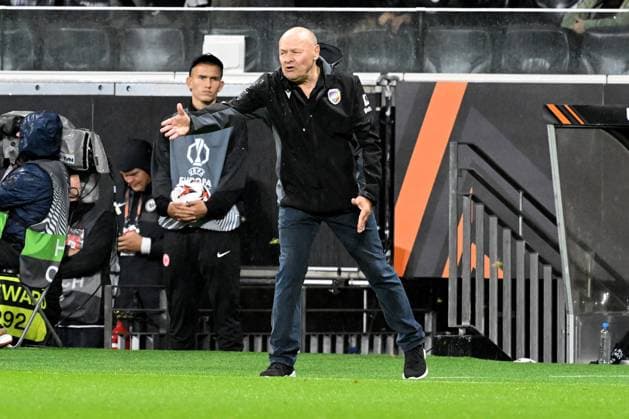 26.09.2024, xsltx, Fussball UEFA Europa League, Eintracht Frankfurt - Viktoria Pilsen emspor, v.l. Trainer Coach Miroslav Koubek (FC Viktoria Pilsen) gibt Anweisungen, gestikuliert, mit den Armen gestikulieren gives instructions, gesticulate (DFL DFB REGULATIONS PROHIBIT ANY USE OF PHOTOGRAPHS as IMAGE SEQUENCES and or QUASI-VIDEO) Frankfurt am Main