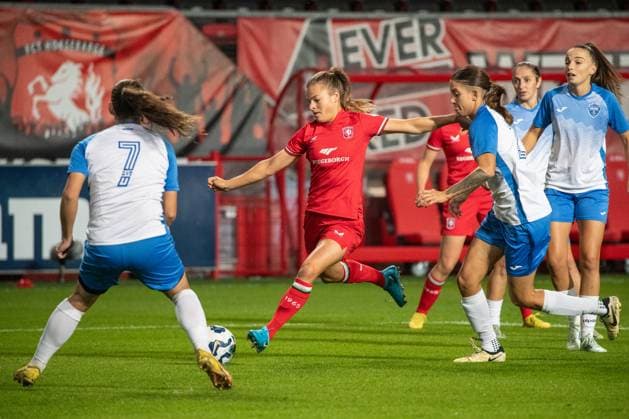Enschede, Netherlands, September 26th 2024: Kayleigh Van Dooren (10 FC Twente) takes a shot during the UEFA Womens Champions League Round 2 Qualification football game between FC Twente and Osijek in De Grolsch Veste in Enschede, Netherlands. (Leiting Gao SPP) Copyright: xLeitingxGaox xSPPx spp-en-LeGaSp-IMG_8062