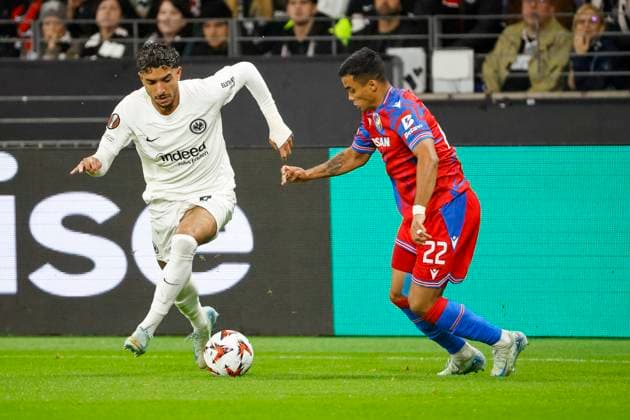 Omar Marmoush (Eintracht Frankfurt, 07) und Cadu (FC Viktoria Pilsen, 22) im Laufduell , Fussball, UEFA Europa League, Matchday 1, 2024 2025, Eintracht Frankfurt vs. FC Viktoria Pilsen, 26.09.2024, Frankfurt Stadion, Frankfurt am Main, Deutschland Frankfurt am Main Frankfurt Stadion Hessen Deutschland Copyright: xGrantxHubbsx
