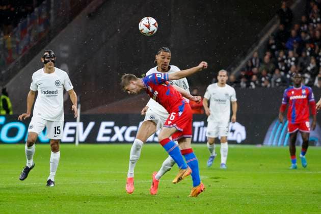 Hugo Ekitike (Eintracht Frankfurt, 11) und Lukas Cerv (FC Viktoria Pilsen, 06) im Zweikampf , Fussball, UEFA Europa League, Matchday 1, 2024 2025, Eintracht Frankfurt vs. FC Viktoria Pilsen, 26.09.2024, Frankfurt Stadion, Frankfurt am Main, Deutschland Frankfurt am Main Frankfurt Stadion Hessen Deutschland Copyright: xGrantxHubbsx