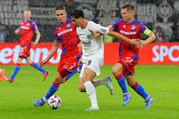 Frankfurt, Deutschland 26. September 2024: Europa League - 2024 2025 - Eintracht Frankfurt vs. FC Viktoria Pilsen Im Bild: v.li. beim Kampf um den Ball: Svetozar Markovic (Pilsen), f9 und Lukas Kalvach (Pilsen). Deutsche Bank Park Hessen Copyright: xFotostandx xRacochax