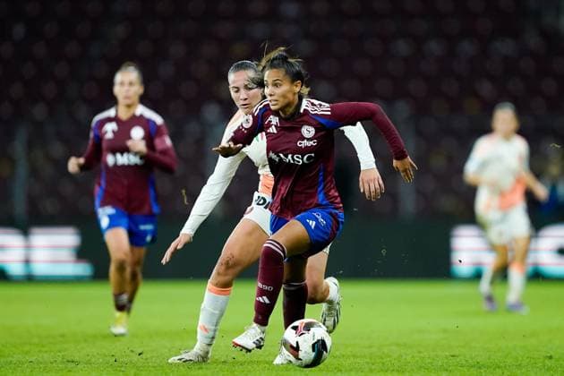 26.09.2024, Geneva, Stade de Geneve, UEFA Women s Champions League: Servette FC Chenois Feminin - AS Roma, 3 Daina Bourma (Servette FC Chenois Feminin) goes forward Geneva Stade de Geneve Geneva Switzerland Copyright: xJustPictures.ch DanielaxPorcellix