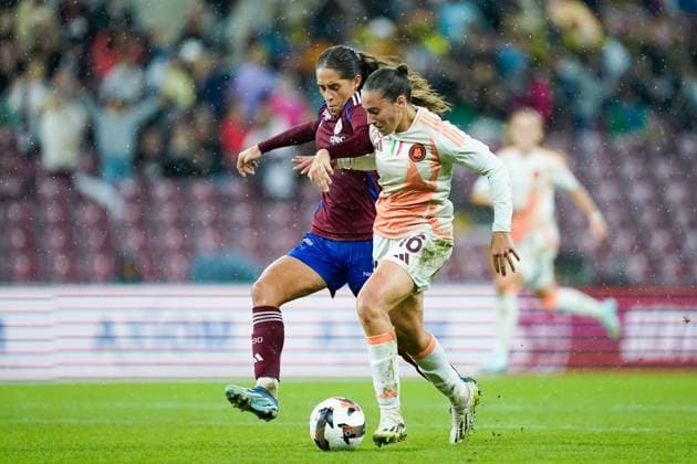 26.09.2024, Geneva, Stade de Geneve, UEFA Women s Champions League: Servette FC Chenois Feminin - AS Roma, - Amina Muratovic (Servette FC Chenois Feminin) and Alice Corelli (16 Roma) battle for the ball (duel) Geneva Stade de Geneve Geneva Switzerland Copyright: xJustPictures.ch DanielaxPorcellix
