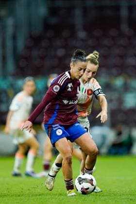 26.09.2024, Geneva, Stade de Geneve, UEFA Women s Champions League: Servette FC Chenois Feminin - AS Roma, 8 Paula Serrano (Servette FC Chenois Feminin) and Giada Greggi (20 Roma) battle for the ball (duel) Geneva Stade de Geneve Geneva Switzerland Copyright: xJustPictures.ch DanielaxPorcellix