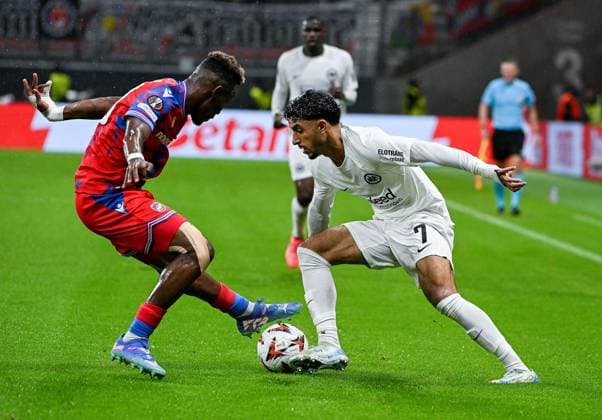 26.09.2024, xpsx, Fussball UEFA Europa League, Eintracht Frankfurt - Viktoria Pilsen v.l. Sampson Dweh (FC Viktoria Pilsen), Omar Marmoush (Eintracht Frankfurt)8 (DFL DFB REGULATIONS PROHIBIT ANY USE OF PHOTOGRAPHS as IMAGE SEQUENCES and or QUASI-VIDEO) emspor Frankfurt