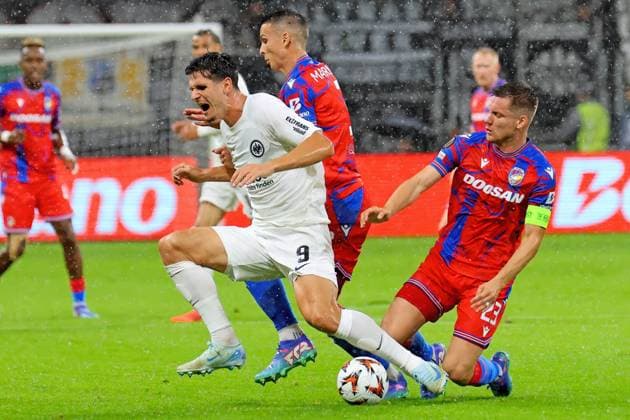 Frankfurt, Deutschland 26. September 2024: Europa League - 2024 2025 - Eintracht Frankfurt vs. FC Viktoria Pilsen Im Bild: v.li. beim Kampf um den Ball: Svetozar Markovic (Pilsen), Igor Matanovic (Frankfurt) und Lukas Kalvach (Pilsen). Deutsche Bank Park Hessen Copyright: xFotostandx xRacochax