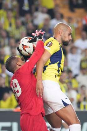 Sofyan Amrabat of Fenerbahce and Goalkeeper Anthony Moris of Union Saint-Gilloise during the UEFA Europa League 2024 25 League Phase MD1 match between Fenerbahce SK and R. Union Saint-Gilloise at Ulker Stadium on September 26, 2024 in Istanbul, Turkey. Istanbul Turkey Copyright: xSeskimphotox FBahce-UNGilloise-26924 (81)