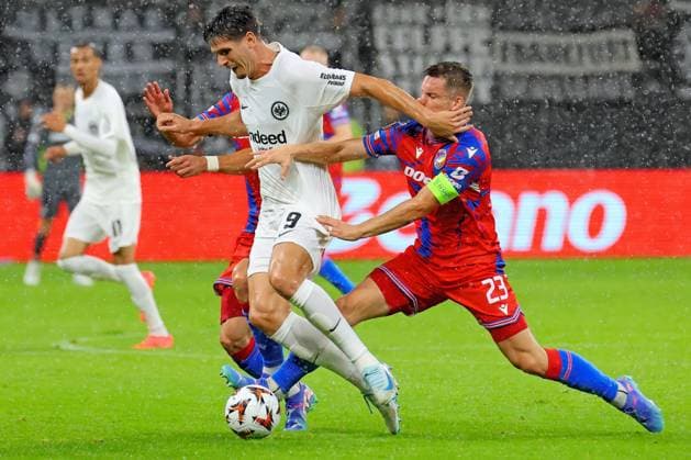 Frankfurt, Deutschland 26. September 2024: Europa League - 2024 2025 - Eintracht Frankfurt vs. FC Viktoria Pilsen Im Bild: v. li. im Zweikampf: Igor Matanovic (Frankfurt) gegen Lukas Kalvach (Pilsen). Deutsche Bank Park Hessen Copyright: xFotostandx xRacochax