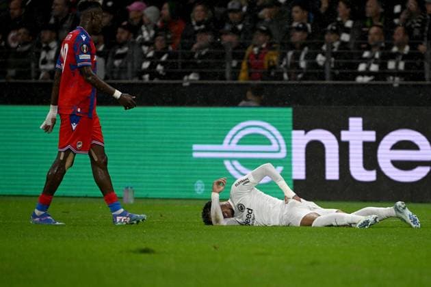26.09.2024, xjhx, Fussball UEFA Europa League, Eintracht Frankfurt - Viktoria Pilsen emspor, v.l. Sampson Dweh (FC Viktoria Pilsen) Omar Marmoush (Eintracht Frankfurt) (DFL DFB REGULATIONS PROHIBIT ANY USE OF PHOTOGRAPHS as IMAGE SEQUENCES and or QUASI-VIDEO) Frankfurt am Main