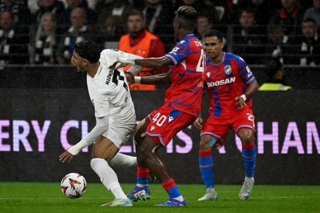 26.09.2024, xjhx, Fussball UEFA Europa League, Eintracht Frankfurt - Viktoria Pilsen emspor, v.l. Omar Marmoush (Eintracht Frankfurt) Sampson Dweh (FC Viktoria Pilsen) Zweikampf, Aktion, action, battle for the ball (DFL DFB REGULATIONS PROHIBIT ANY USE OF PHOTOGRAPHS as IMAGE SEQUENCES and or QUASI-VIDEO) Frankfurt am Main