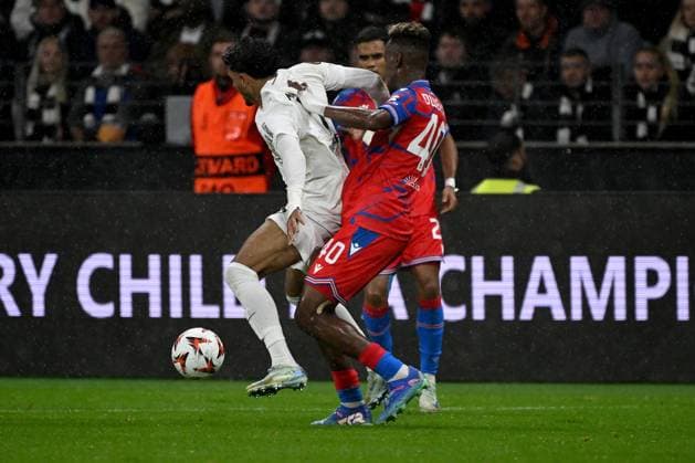 26.09.2024, xjhx, Fussball UEFA Europa League, Eintracht Frankfurt - Viktoria Pilsen emspor, v.l. Omar Marmoush (Eintracht Frankfurt) Sampson Dweh (FC Viktoria Pilsen) Zweikampf, Aktion, action, battle for the ball (DFL DFB REGULATIONS PROHIBIT ANY USE OF PHOTOGRAPHS as IMAGE SEQUENCES and or QUASI-VIDEO) Frankfurt am Main
