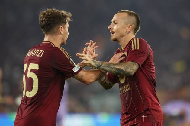 Rome, Italy 26.9.2024: Tommaso Baldanzi of Roma, Angelino of Roma score the goal and celebrate with the team during the UEFA Europa League 2024-2025 day 1, football match between AS Roma vs Athletic Club Bilbao at Olympic Stadium in Rome.  Copyright: xMarcoxIacobucci IPAxSportx xipa-x xx IPA_50071537 IPA_Agency_IPA50071537