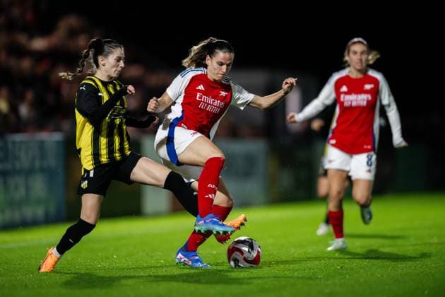 240926 Clarissa Larisey of Häcken and Laia Codina of Arsenal during the UEFA Women s Champions League qualifying match between Arsenal and Häcken on September 26, 2024 in London. Photo: Emma Wallskog BILDBYRAN COP 320 EW0435 fotboll football soccer fotball champions league arsenal häcken dam bbeng Copyright: EMMAxWALLSKOG BB240926EW081