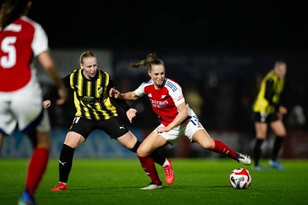 240926 Johanna Fossdalsa of Häcken and Lia Wälti of Arsenal during the UEFA Women s Champions League qualifying match between Arsenal and Häcken on September 26, 2024 in London. Photo: Emma Wallskog BILDBYRAN COP 320 EW0435 fotboll football soccer fotball champions league arsenal häcken dam bbeng Copyright: EMMAxWALLSKOG BB240926EW082