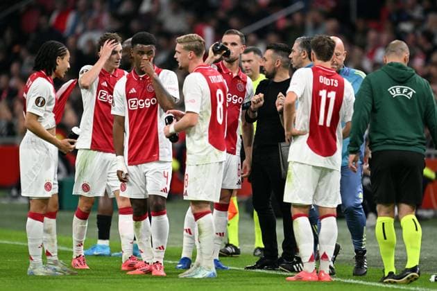 AMSTERDAM - (l-r) Kian Fitz-Jim of Ajax, Youri Baas of Ajax, Jorrel Hato of Ajax, Kenneth Taylor of Ajax, Jordan Henderson of Ajax, Ajax coach Francesco Farioli, Mika Godts of Ajax during the UEFA Europa League match between AFC Ajax Amsterdam and Besiktas JK at the Johan Cruijff ArenA on Sept. 26, 2024 in Amsterdam, Netherlands. ANP OLAF KRAAK UEFA Europa League 2024 25 League Phase MD1 2024 25 xVIxANPxSportx xxANPxIVx 509442322 originalFilename: 509442322.jpg